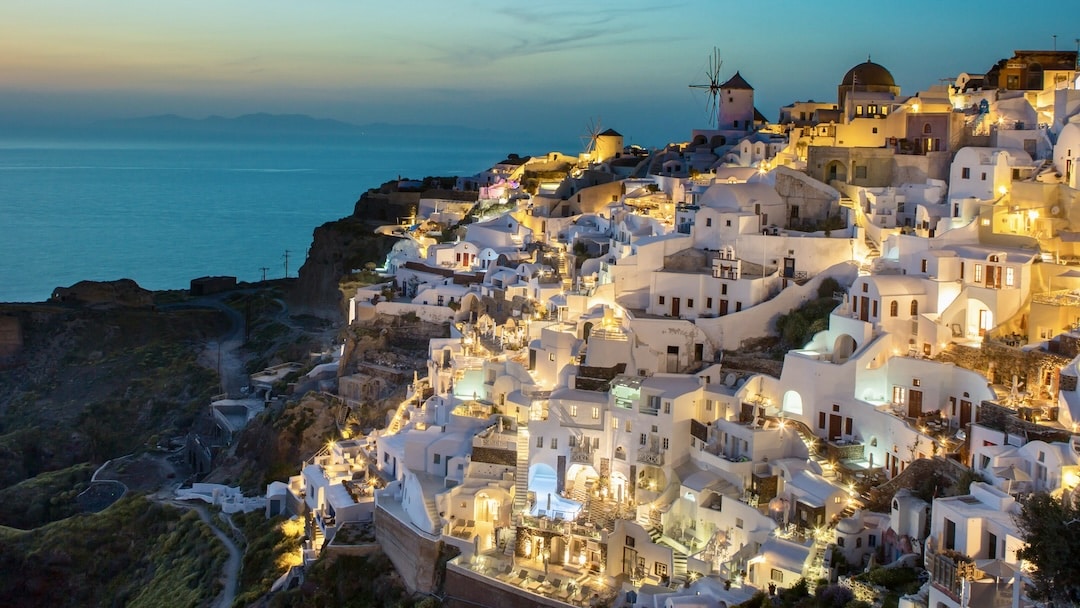 Oia, Santorini at sunset - Things to do in Greece - Total Advantage Travel